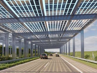 photovoltaik über der autobahn